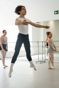 Alumno realizando un ejercicio de salto durante el cursillo intensivo de verano de Madrid Río Escuela de Danza
