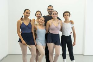 Foto de grupo del cursillo intensivo de verano con el profesor Néstor Athanassopoulos, Irene Álvarez y el alumnado de Madrid Río Escuela de Danza