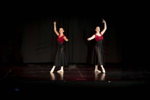 Dos alumnas de ballet de adultos actuando en el festival de final de curso de Madrid Río Escuela de Danza en el Centro Cultural Fernando Lázaro Carreter Dos alumnas de ballet de adultos actuando en el festival de final de curso de Madrid Río Escuela de Danza en el Centro Cultural Fernando Lázaro Carreter