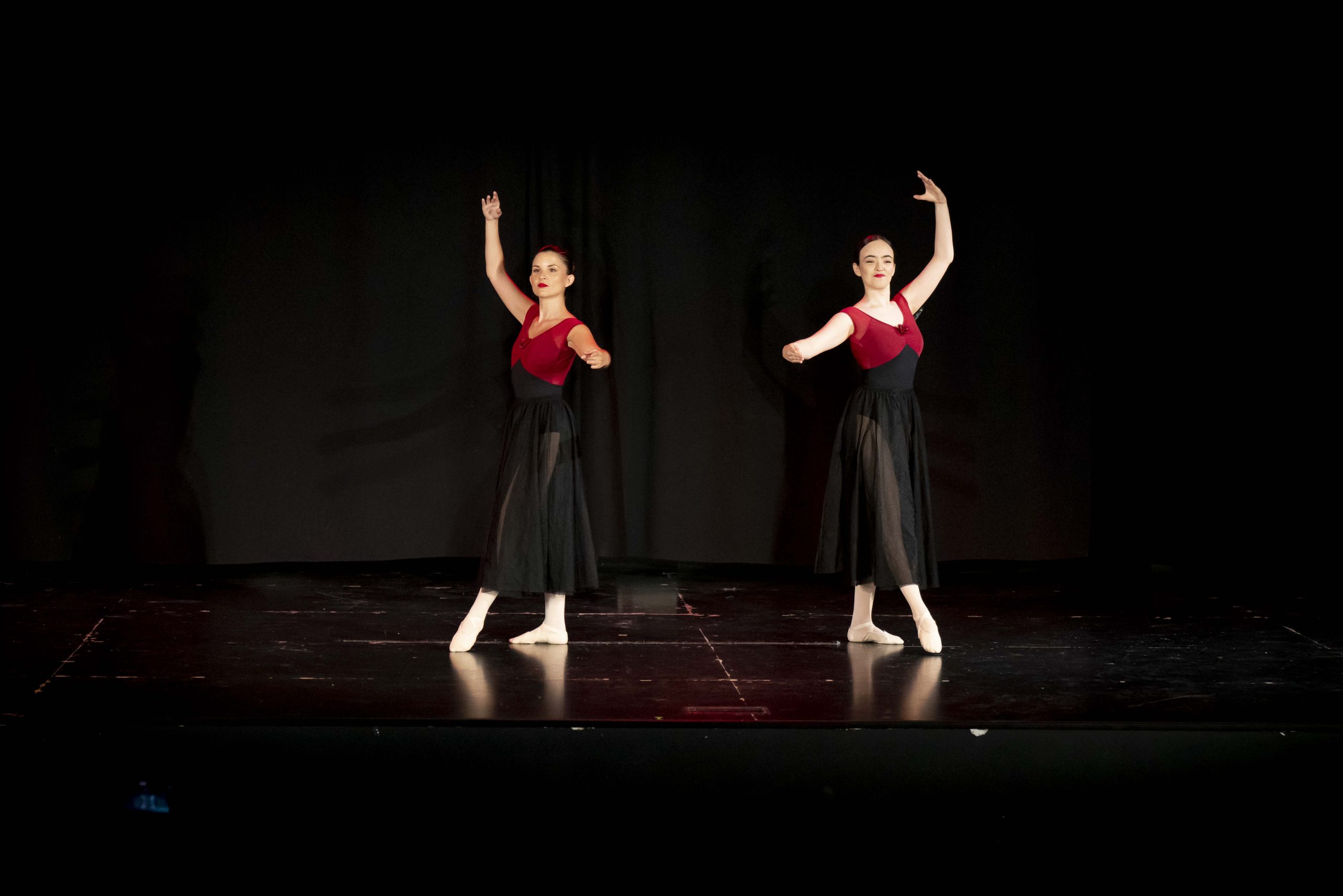 Dos alumnas de ballet de adultos actuando en el festival de final de curso de Madrid Río Escuela de Danza en el Centro Cultural Fernando Lázaro Carreter Dos alumnas de ballet de adultos actuando en el festival de final de curso de Madrid Río Escuela de Danza en el Centro Cultural Fernando Lázaro Carreter