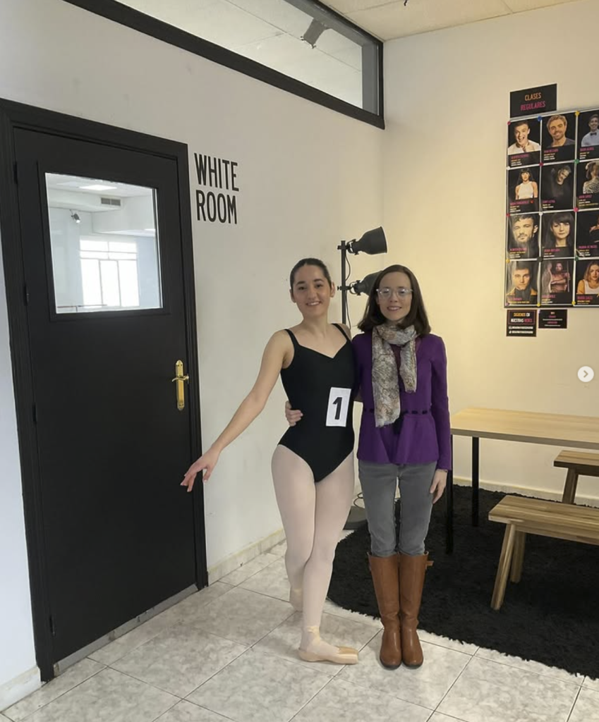 rene Álvarez junto a una alumna el día de su examen RAD vocacional en Madrid Río Escuela de Danza