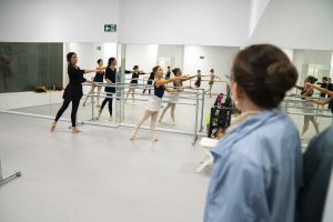 Irene Álvarez observando a unas alumnas de ballet de adultos mientras realizan un ejercicio de barra en Madrid Río Escuela de Danza