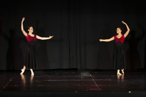 Dos alumnas de ballet de adultos bailando en el festival de final de curso de Madrid Río Escuela de Danza en el Centro Cultural Fernando Lázaro Carreter