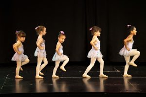 Alumnas de predanza de Madrid Río Escuela de Danza actuando en el festival de final de curso