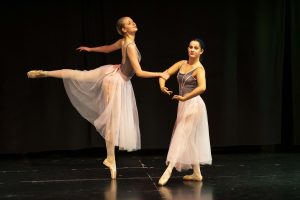 Dos alumnas de ballet medio realizando un paso a dos durante el festival de final de curso de Madrid Río Escuela de Danza