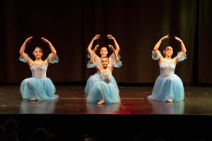 Alumnas de ballet elemental-medio actuando en el festival de final de curso de Madrid Río Escuela de Danza