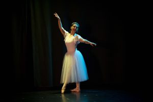 Alumna de nivel intermedio de adultos realizando un solo en el festival de final de curso de Madrid Río Escuela de Danza
