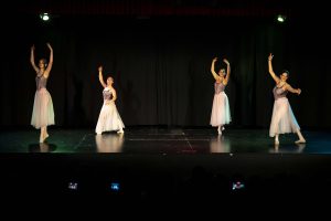 Cuatro alumnas de ballet medio actuando en el festival de final de curso de Madrid Río Escuela de Danza
