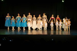Saludo final de las alumnas durante el festival de final de curso de Madrid Río Escuela de Danza