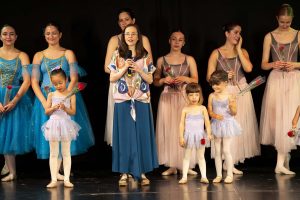 Irene Álvarez agradeciendo al público y al alumnado al final del festival de final de curso