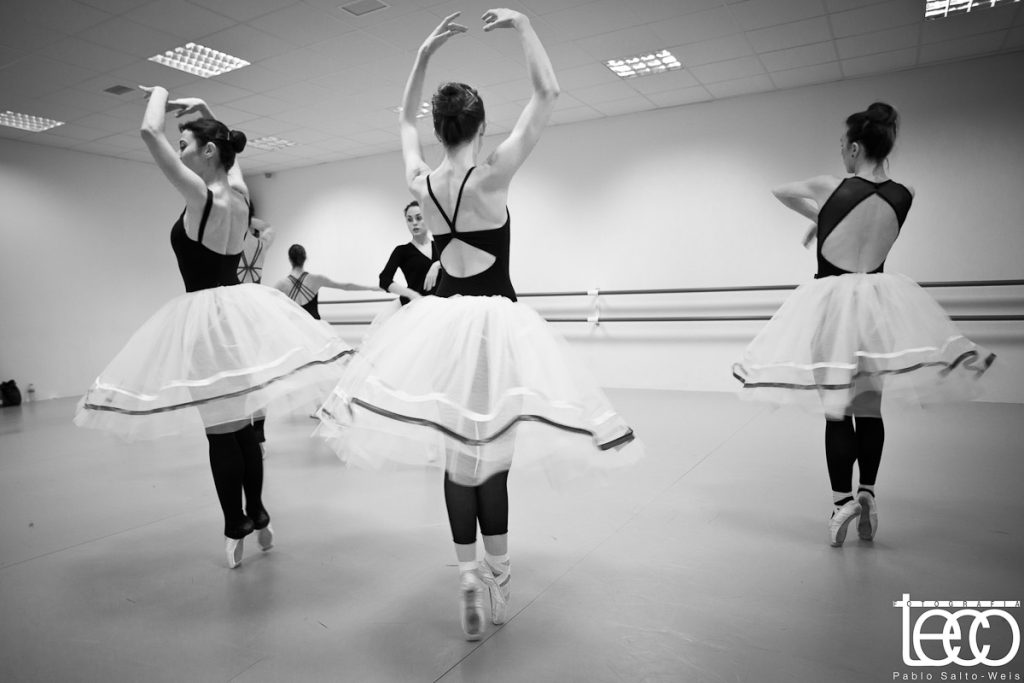 Bailarinas practicando ejercicios en puntas durante el cursillo de verano en Madrid Río Escuela de Danza